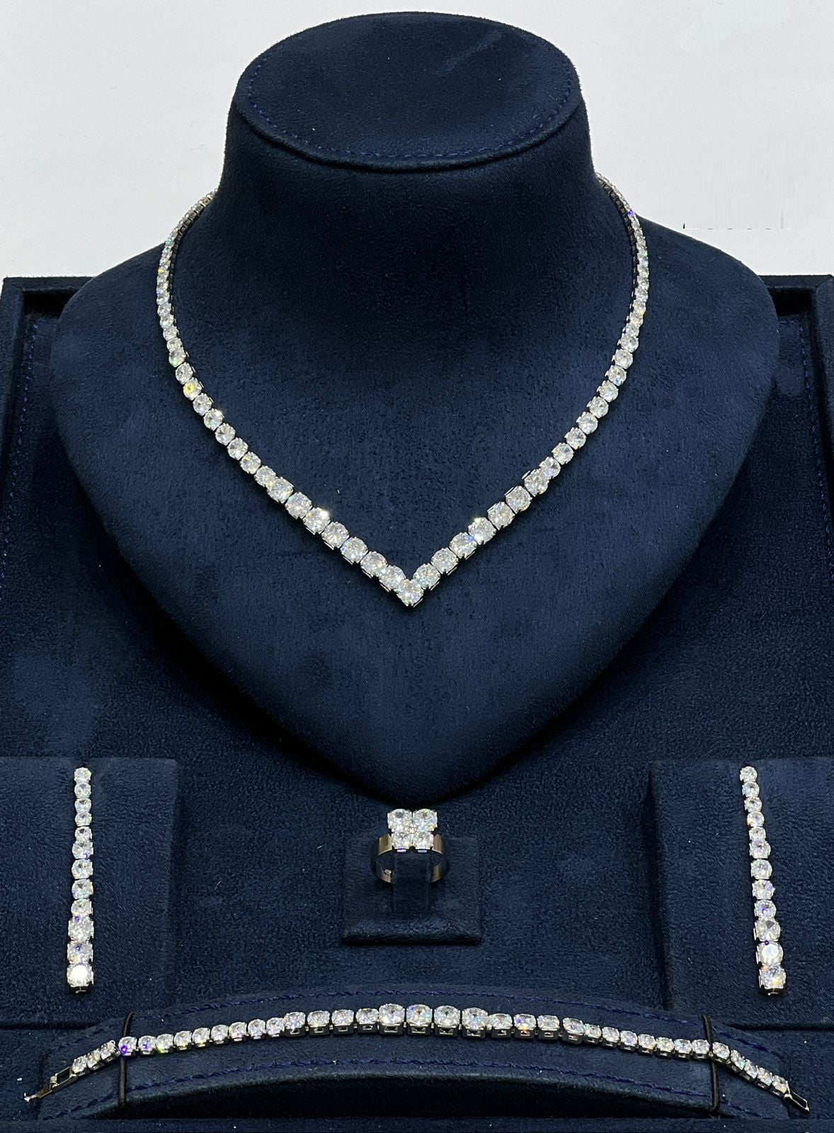 Classic V - Cut Crystal Jewelry Set - Zambeel
